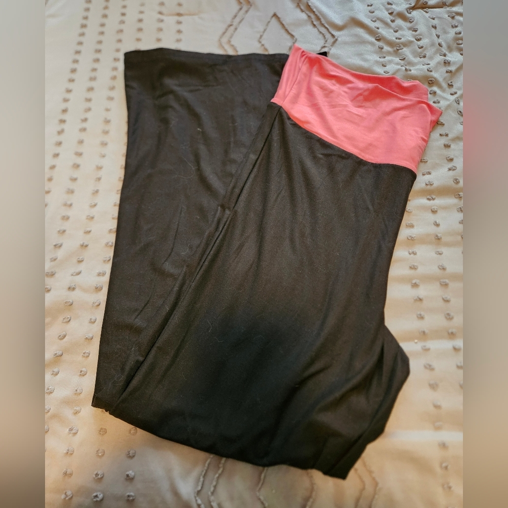 BRAND NEW **  Black and Pink Foldable Band Yoga Pants